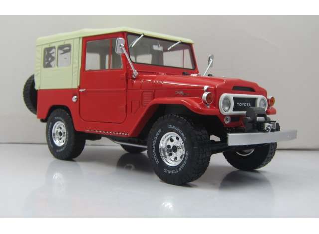 Triple 9 Collection Toyota Land Cruiser FJ40 1967 1002pcs 1/18