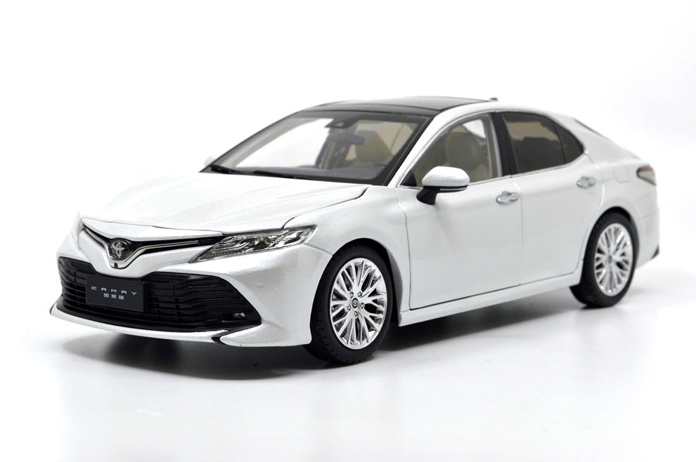 Paudi Toyota Camry 2018 1:18 White